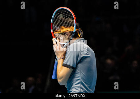 Londra, Regno Unito. 17 Nov, 2019. Dominic Thiem della Grecia mostra la sua frustrazione durante il suo singles match finale contro Dominic Thiem dell'Austria durante il giorno 8 dell'Nitto ATP World Tour Finals presso l'Arena O2 il 17 novembre 2019 a Londra, Inghilterra. Credit: Indipendente Agenzia fotografica/Alamy Live News Foto Stock