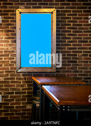Sala da pranzo di un industriale ristorante di stile con un display vuoto su un muro di mattoni. Foto Stock