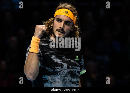 Londra, Regno Unito. 17 Nov, 2019. Stefanos Tsitsipas della Grecia celebra il punto campionato nel suo singles match finale contro Dominic Thiem dell'Austria durante il giorno 8 dell'Nitto ATP World Tour Finals presso l'Arena O2 il 17 novembre 2019 a Londra, Inghilterra. Credit: Indipendente Agenzia fotografica/Alamy Live News Foto Stock