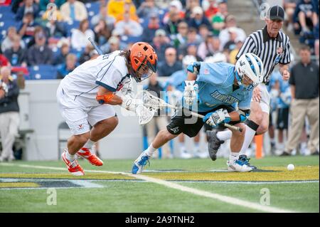 A tutta lunghezza shot di Johns Hopkins University uomini Lacrosse player, vying con un avversario per la palla durante una associazione atletica collegiale nazionale quarti di finale corrisponde con l'Università della Virginia, 17 maggio 2009. Dall'Homewood raccolta di fotografie. () Foto Stock