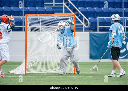 A tutta lunghezza shot di Johns Hopkins University uomini Lacrosse goaltender, cattura la sfera nella sua rete durante una associazione atletica collegiale nazionale quarti di finale corrisponde con l'Università della Virginia, 17 maggio 2009. Dall'Homewood raccolta di fotografie. () Foto Stock