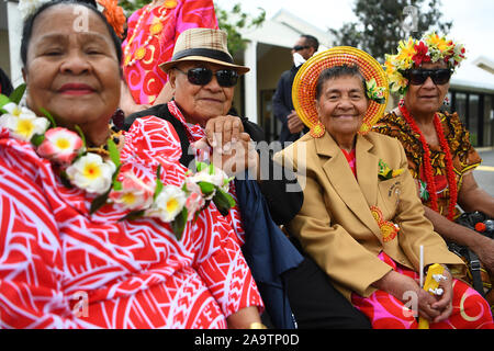 Persone provenienti dall'isola di Niue nel Pacifico del Sud benvenuti il Principe del Galles e la duchessa di Cornovaglia come essi partecipare a una ghirlanda di cerimonia di posa a Mount Roskill Memoriale di guerra di Auckland, il secondo giorno della royal visita in Nuova Zelanda. Foto Stock