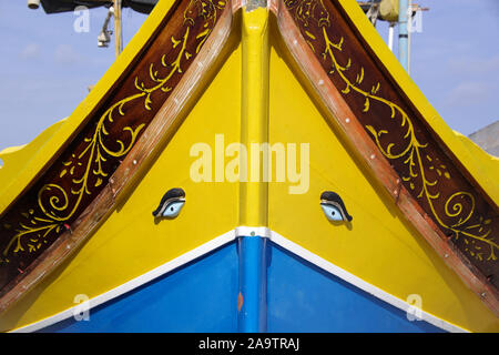 Typisches maltesisches Fischerboot im Hafen von Marsaxlokk auf Malta, Europa Foto Stock