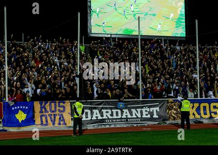 A Pristina, in Kosovo. 17 Nov, 2019. Il Kosovo ventole utilizzare i loro telefoni cellulari come torce durante UEFA EURO 2020 qualifica del Gruppo una corrispondenza tra il Kosovo e l'Inghilterra a Fadil Vokrri Stadium il 17 novembre 2019 a Pristina, in Kosovo. (Foto di Daniel Chesterton/phcimages.com) Credit: Immagini di PHC/Alamy Live News Foto Stock