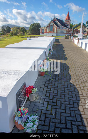 Al di sopra del terreno le sepolture presso il St la fede della Chiesa Anglicana in Ohinemutu Foto Stock