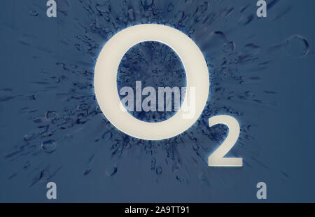 Logo O2 visto all'aperto a Londra, Inghilterra, Regno Unito. Foto Stock