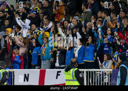 A Pristina, in Kosovo. 17 Nov, 2019. Il Kosovo tifosi durante UEFA EURO 2020 qualifica del Gruppo una corrispondenza tra il Kosovo e l'Inghilterra a Fadil Vokrri Stadium il 17 novembre 2019 a Pristina, in Kosovo. (Foto di Daniel Chesterton/phcimages.com) Credit: Immagini di PHC/Alamy Live News Foto Stock