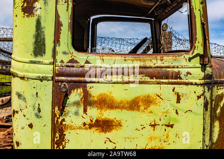 Un arrugginimento abbandonato il carrello si trova in un campo in Idaho meridionale. Foto Stock