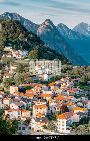 Vista del villaggio svizzero bre sopra e Lago di Lugano prima del tramonto dal Monte Bre a Lugano Foto Stock