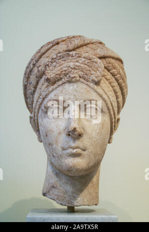 Antico Romano il busto di una donna sconosciuta - Archeologico Nazionale Museu, Atene, Grecia Foto Stock