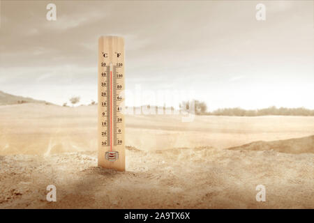 Termometro con alta temperatura sul deserto con la luce del sole sullo sfondo. Canicola concept Foto Stock