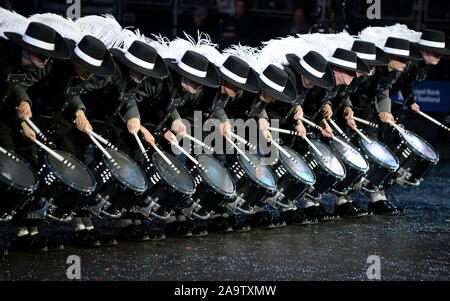 Il corpo Dei Tamburi segreti con base a Basilea, Svizzera. Con 25 batteristi e una sezione color guard si esibiranno presso l'Edinburgh Military Tatt00 Foto Stock