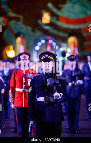 I soldati del Royal Scots Dragoon Guards (un reggimento di cavalleria dell'esercito britannico), fornendo la guardia d'onore al Edinburgh Tattoo Foto Stock