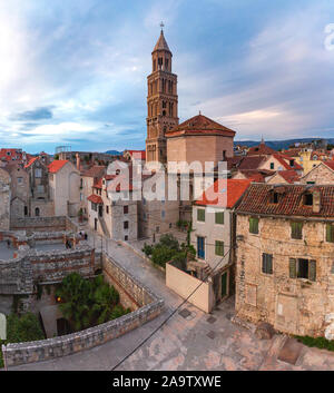 Vista aerea di San Domnio cattedrale in palazzo Diocleziano nella Città Vecchia di Spalato, la seconda città più grande della Croazia al mattino Foto Stock