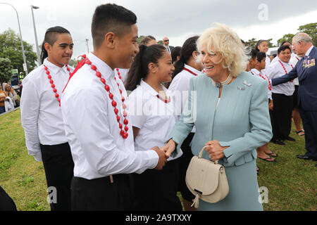 La duchessa di Cornovaglia incontra locali durante una ghirlanda di cerimonia di posa a Mount Roskill Memoriale di guerra di Auckland, il secondo giorno della royal visita in Nuova Zelanda. Foto Stock