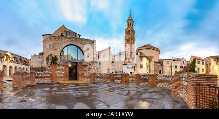 Vista panoramica di San Domnio cattedrale in palazzo Diocleziano nella Città Vecchia di Spalato, la seconda città più grande della Croazia al mattino Foto Stock