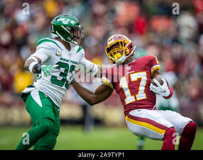 Landover, Maryland, Stati Uniti d'America. Novembre 17, 2019: Washington Redskins wide receiver McLaurin spugna (17) è portato verso il basso da New York sicurezza getti Jamal Adams (33) del gioco tra il New York Jets contro Washington Redskins a FedEx in campo Landover, Maryland. Cory Royster/Cal Sport Media Credito: Cal Sport Media/Alamy Live News Foto Stock