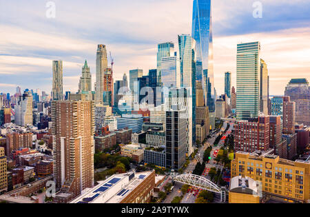 Vista aerea di Lower Manhattan skyline al tramonto Foto Stock