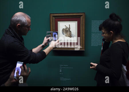 I visitatori di fronte alla pittura ad acquerello 'lepre giovane' da artista del Rinascimento tedesco Albrecht Dürer (1502) visualizzato a sua retrospettiva nel Museo Albertina di Vienna in Austria. La mostra presenta oltre 200 esempi di Dürer, disegni stampati grafica e dipinti corre fino al 6 gennaio 2020. Foto Stock