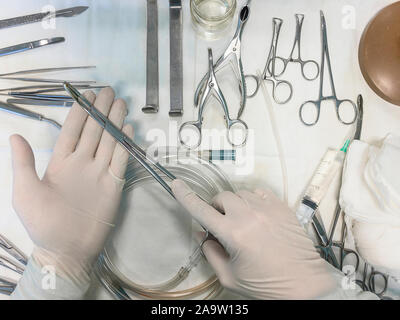 Strumenti chirurgici nelle mani. Adatto per qualsiasi uso purprose Foto Stock