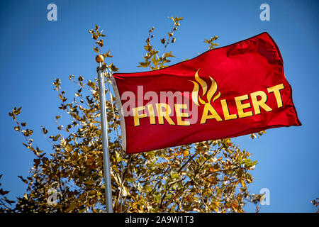 Bandiera gialla con lettere che recita "Fire Alert' Foto Stock