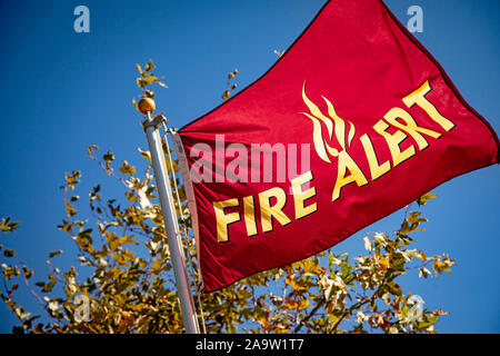 Bandiera gialla con lettere che recita "Fire Alert' Foto Stock