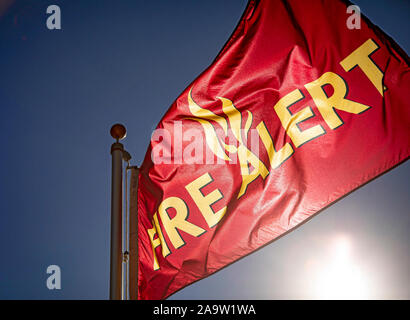 Bandiera gialla con lettere che recita "Fire Alert' Foto Stock