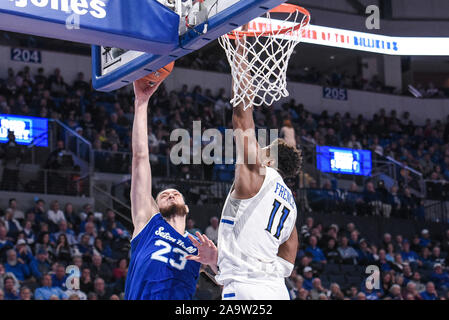 Nov 17, 2019: Seton Hall Pirates avanti Sandro Mamukelashvili (23) ha il suo tiro bloccato da Saint Louis Billikens avanti Hasahn francese (11) durante una stagione regolare gioco dove la Seaton Hall pirates ha visitato il San Luigi Billikens. Tenuto presso Chaifetz Arena di San Louis, MO Richard Ulreich/CSM Foto Stock