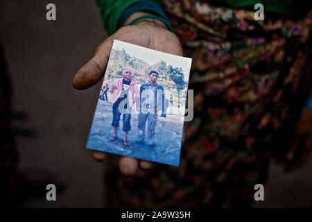 - Beldangi II, Damak, Nepal, 2014: Damar Kumari Adhikari, una vedova di età 53 anni vive con sua figlia, (il cui marito la lasciò per un'altra donna) e da un anno un gran figlio in una capanna di bamboo presso l'UNHCR camp. Suo figlio è stato imprigionato per aver passato 8 anni da parte del governo bhutanese per visitare il paese. Damar Kumari visiti il suo figlio una volta ogni 6 mesi in prigione a Thimphu con un permesso speciale da parte della Croce Rossa. .Damr Kumari e sua figlia non sono in grado di reinsediamento in un paese terzo in quanto non hanno nessuno al loro sostegno. ..31 Ottobre 2014 Foto Stock