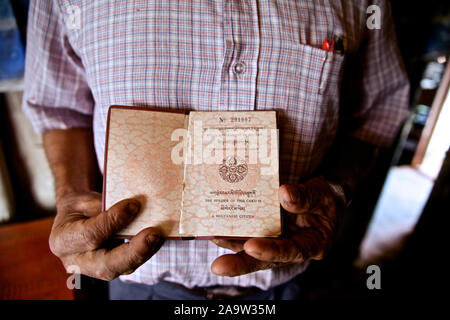 - Beldangi II, Damak, Nepal, 2014: Dhanman Khadka di età 61 anni, vive da solo nella sua capanna di bambù presso l'UNHCR Refugee Camp. La moglie e il figlio sono reinsediati in Australia dal 2012. Egli ha rifiutato di reinsediamento e è ancora sperando di rimpatriare. ..Egli le domande che perché fu esiliato se fosse un cittadino del Bhutan e il motivo per cui egli non sono costretti a vivere come un rifugiato...30 Ottobre 2014 Foto Stock