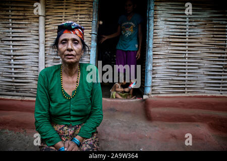 - Beldangi II, Damak, Nepal, 2014: Damar Kumari Adhikari, una vedova di età 53 anni vive con sua figlia, (il cui marito la lasciò per un'altra donna) e da un anno un gran figlio in una capanna di bamboo presso l'UNHCR camp. Suo figlio è stato imprigionato per aver passato 8 anni da parte del governo bhutanese per visitare il paese. Damar Kumari visiti il suo figlio una volta ogni 6 mesi in prigione a Thimphu con un permesso speciale da parte della Croce Rossa. .Damr Kumari e sua figlia non sono in grado di reinsediamento in un paese terzo in quanto non hanno nessuno al loro sostegno. ..L'UNHCR fornisce protezione internazionale e lavora alle ens Foto Stock