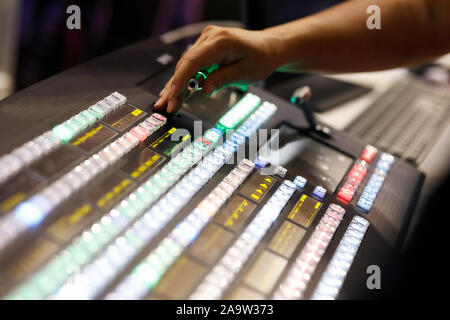 Lavorando con il pannello di controllo del video live di switcher di produzione. Messa a fuoco selettiva. Foto Stock