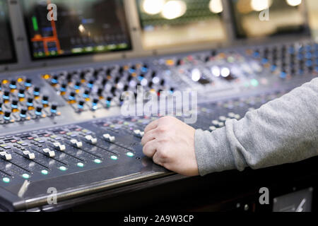 Ingegnere del suono e audio della console di miscelazione in studio. Messa a fuoco selettiva. Foto Stock