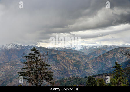 Vista dal Club Mahindra, Whispering Pines, Mashobra (Shimla)..Shimla è la capitale dello stato indiano di Himachal Pradesh, situato in India del nord, ad un'altitudine di 7.200 m. A causa della sua meteo e visualizzare attira molti turisti. È anche l'ex capitale del British Raj. Foto Stock