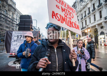 Grande anti-razzista marzo a Madrid, Spagna domenica 17 novembre alle cinque del pomeriggio una dimostrazione ha statuito che ha iniziato da Plaza Cibeles a Plaza Puerta Sol. Convocata dall'anti-razzista di assemblaggio, il mese di marzo è il culmine di un mese di campagna, che ha avuto inizio il 12 ottobre con l'azione 'Ottobre 12, nulla da festeggiare." Questa è la terza edizione di una mobilitazione che migranti e gruppi racialized sono state chiamando dal 2017, prima a Novembre 12, e poi 11, sulle date vicino all'anniversario di Lucrecia Pérez di omicidio. (Foto di Alberto Sibaja/Pacific Stampa) Foto Stock