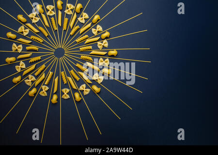 Diversi tipi di pasta disposte a forma di cerchio. Paste alimentari non cotte. Modello geometrico del cibo. Foto Stock