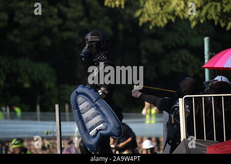 Hong Kong, Cina. 17 Nov 2019. I manifestanti si può osservare la preparazione per un confronto con la polizia al Politecnico, armati con un schermo gonfiabile e una slingshot dopo quasi sei mesi di proteste in Hong Kong. Credito: Katherine Cheng/Alamy immagini. Foto Stock