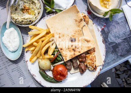 Misto di carne kabab platter, Ahwet (Zeitouna Zeitouna Kahwet), Zeytouna Bay, Beirut, Libano Foto Stock