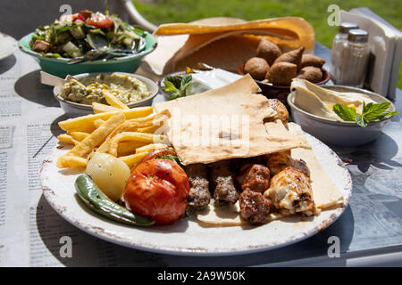 Misto di carne kabab platter, Ahwet (Zeitouna Zeitouna Kahwet), Zeytouna Bay, Beirut, Libano Foto Stock