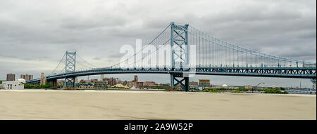 Benjamin Franklin Bridge, una sospensione ponte che attraversa il fiume Delaware il collegamento di Philadelphia (Pennsylvania) e Camden (New Jersey), STATI UNITI Foto Stock