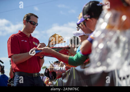 Homestead, Florida, Stati Uniti d'America. 17 Nov, 2019. Kyle Busch (18) passeggiate per i driver per la riunione del Ford 400 a Homestead-Miami Speedway a Homestead, Florida. (Credito Immagine: © Stephen A. Arce Asp Inc/ASP) Foto Stock