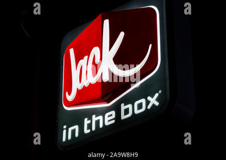 Oct 20, 2019 Redwood City / CA / STATI UNITI D'AMERICA - vista notturna di Jack in the box sign in corrispondenza di una delle loro posizioni nella parte sud di San Francisco Bay Area Foto Stock