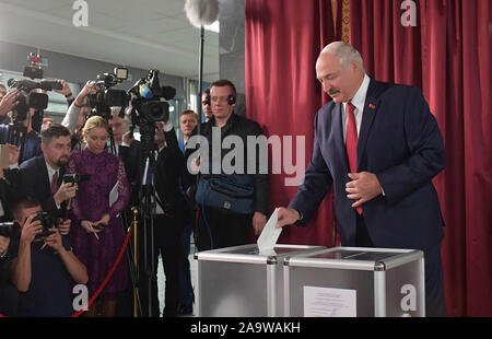 (191118) -- PECHINO, nov. 18, 2019 (Xinhua) -- Il Presidente bielorusso Alexander Lukashenko getta il suo voto in corrispondenza di una stazione di polling a Minsk, Bielorussia, nov. 17, 2019. La Bielorussia ha dato dei calci a fuori un voto per scegliere i membri della Camera Bassa del parlamento di domenica. (Bielorussi Agenzia telegrafica via Xinhua) Foto Stock