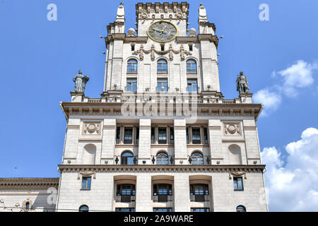 Porte di Minsk, due simmetrici alte torri nello stile del classicismo di Stalin (stile impero). Questo stile combina gli elementi del barocco, fine classi Foto Stock