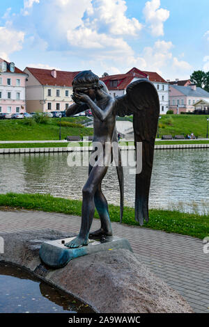 Minsk, Bielorussia - 21 Luglio 2019: scultura di pianto angelo custode sull isola di lacrime, Minsk, Bielorussia. Foto Stock