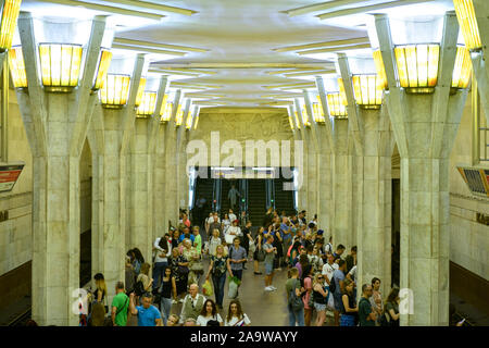 Minsk, Bielorussia - Luglio 20, 2019: Kastrychnitskaya (Oktyabrskaya) Minsk La stazione della metropolitana. Si è aperto il 26 giugno 1984. Foto Stock