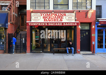 Tompkins Square bagel, 184 2a Ave, New York, NY. esterno alla vetrina di un bagelry nell'East Village quartiere di Manhattan. Foto Stock