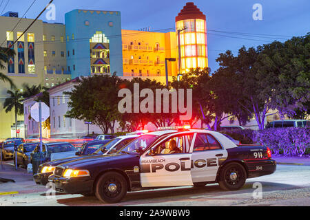 Miami Beach Florida, Collins Avenue, auto della polizia, poliziotto, crepuscolo, sera, notte, fare il rapporto di incidente, FL100123061 Foto Stock