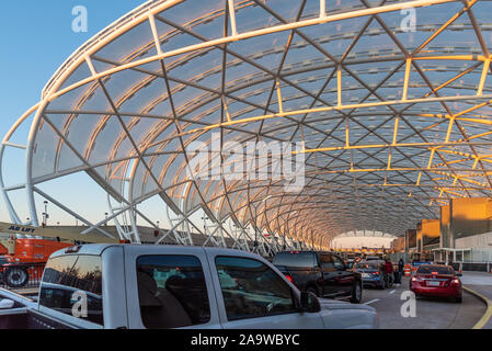 La mattina presto il traffico all'Aeroporto Internazionale Hartsfield-Jackson di Atlanta del terminale domestico di Atlanta, Georgia. (USA) Foto Stock