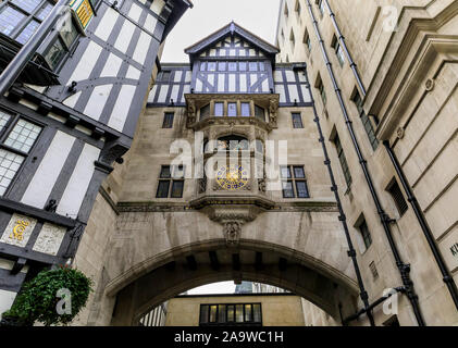 London, Regno Unito - 13 Gennaio 2018: ornati in golden Liberty's orologio al di sopra di un arco su Great Marlborough St con San Giorgio che uccide il drago Foto Stock